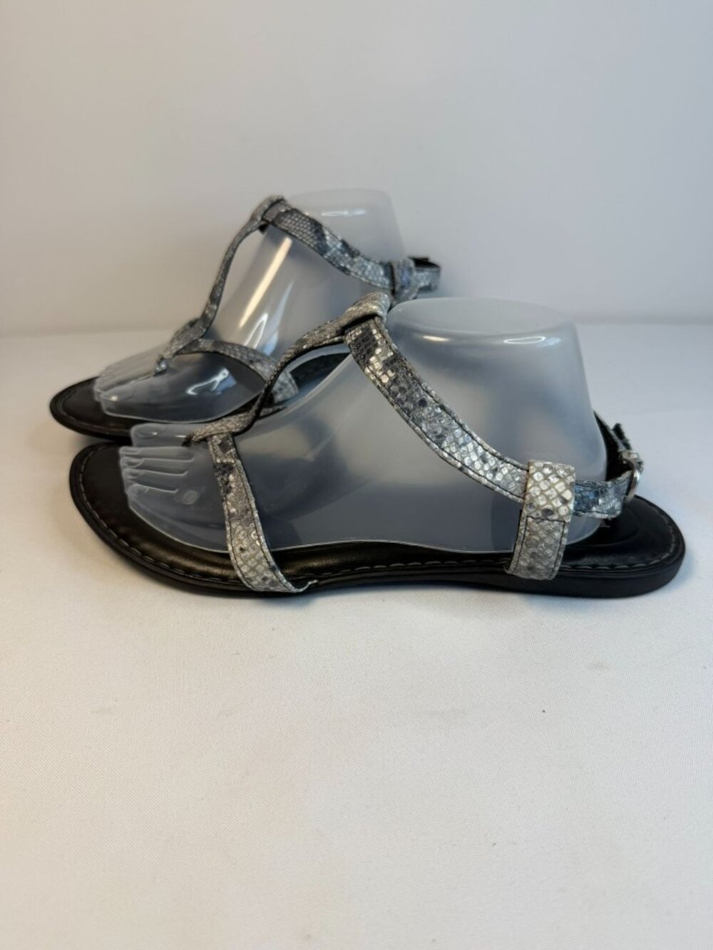 Born Idina Flat Thong Sandals Women's Size 11M Black/Gray Ankle Strap Shoes